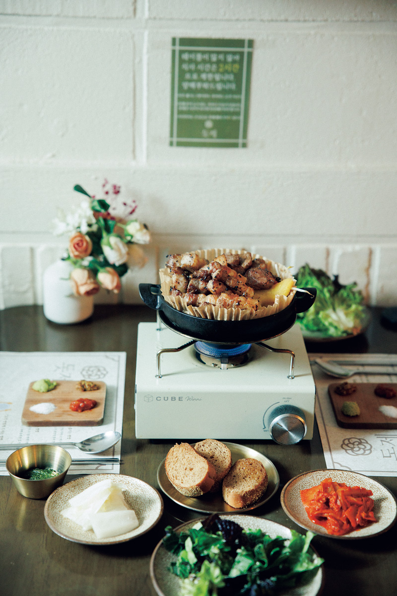 わさびからバジルまで、組み合わせの妙に唸る。〈豚祭〉　ソウル　サムギョプサル