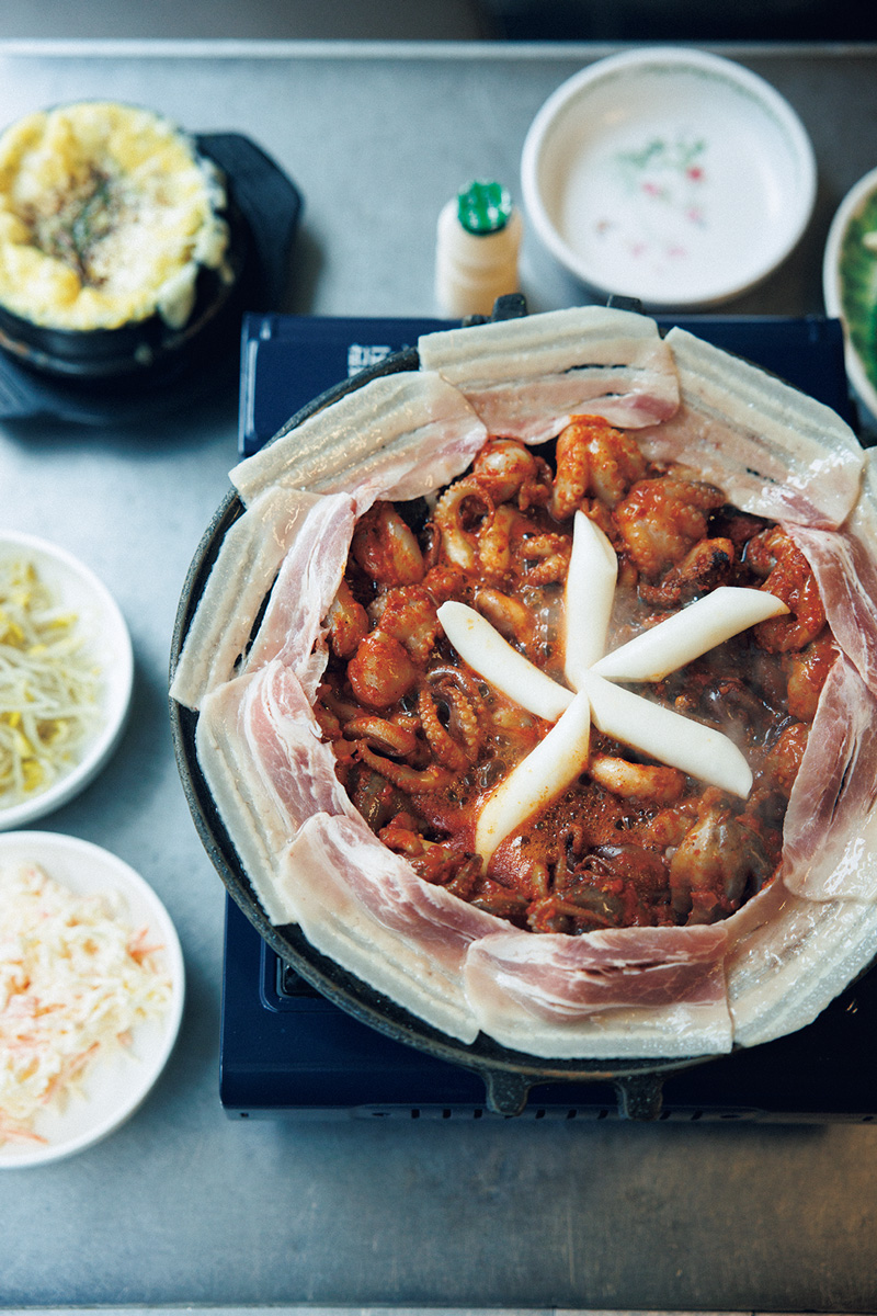 ピリ辛チュクミを、肉の脂の甘みが包み込む、チュサム！〈ヨルチョンドチュクミ〉