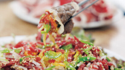 ジュワ〜肉汁あふれる焼肉とユッケのコラボはヤミツキ必至！ ソウルの肉料理の名店〈百済精肉店〉