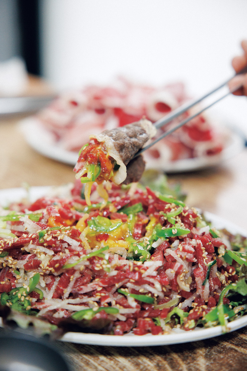 ジュワ〜肉汁あふれる焼肉とユッケのコラボはヤミツキ必至！ ソウルの肉料理の名店〈百済精肉店〉