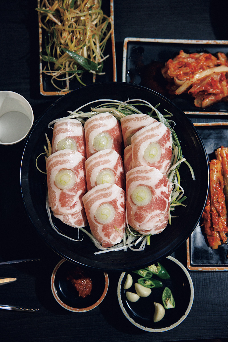 ネギ好き歓喜の創作メニュー！ ネギ入り冷凍サムギョプサル。〈サムソンコルモクチプ サムソン本店〉　ソウル　サムギョプサル