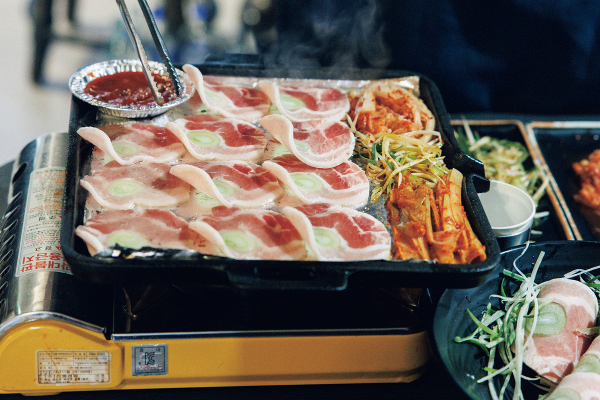 ネギ好き歓喜の創作メニュー！ ネギ入り冷凍サムギョプサル。〈サムソンコルモクチプ サムソン本店〉　ソウル　サムギョプサル