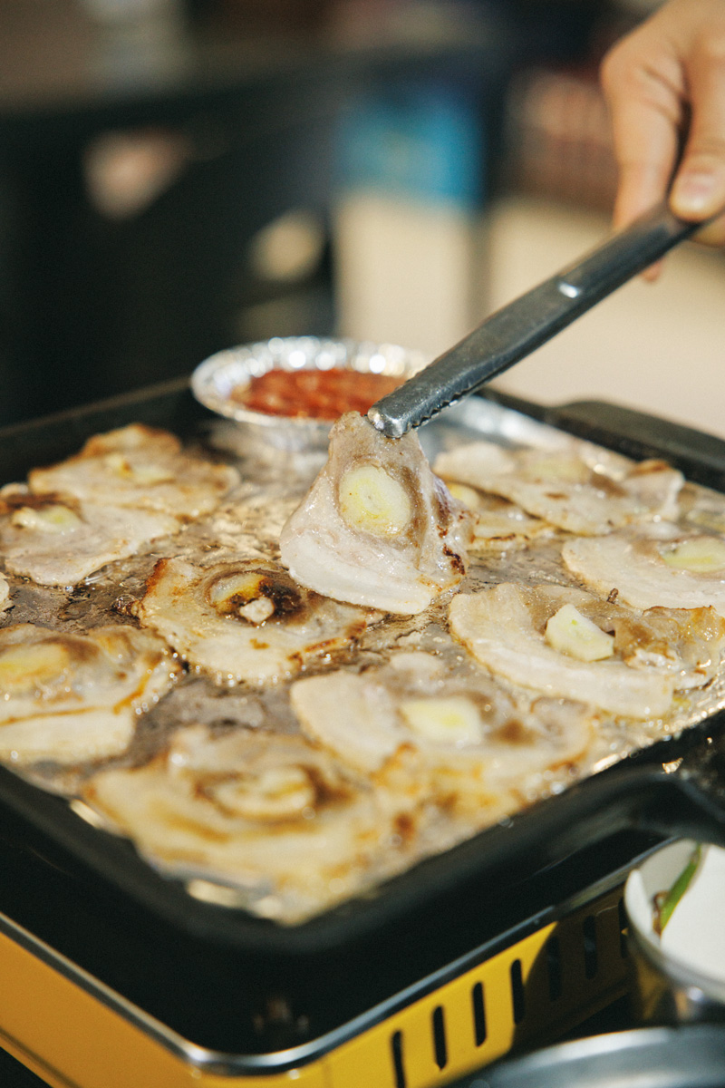 ネギ好き歓喜の創作メニュー！ ネギ入り冷凍サムギョプサル。〈サムソンコルモクチプ サムソン本店〉　ソウル　サムギョプサル