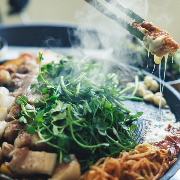 蜜蝋サムギョプサル500g 100,000ウォン。焼きチーズ 10,000ウォンとミナリ 6,000ウォンのみ別途注文が必要。