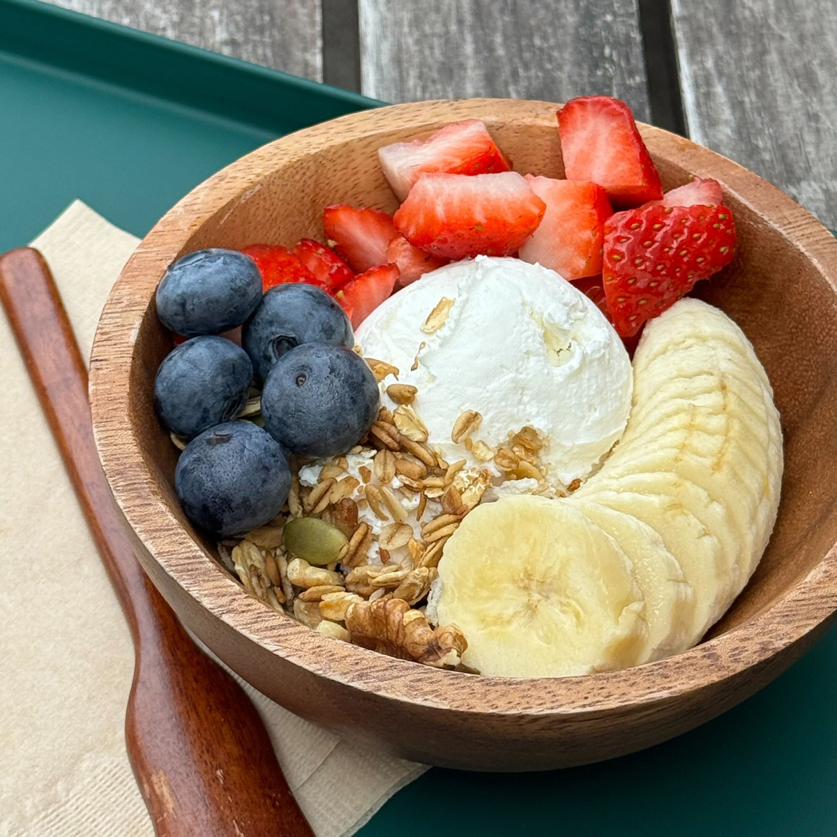 森香澄連載　ソウル　カフェ　朝ごはんフレッシュなフルーツと味わう濃厚ヨーグルト。〈LAZY YOGURT〉（ソウル・江南）