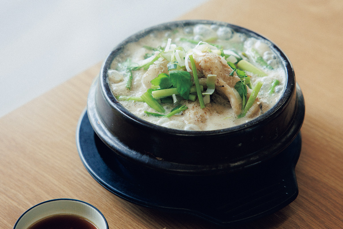 ぐつぐつ煮立つアンコウ鍋から、エゴマの香りがふわり。〈イムジャ〉の「エゴマアンコウ鍋」