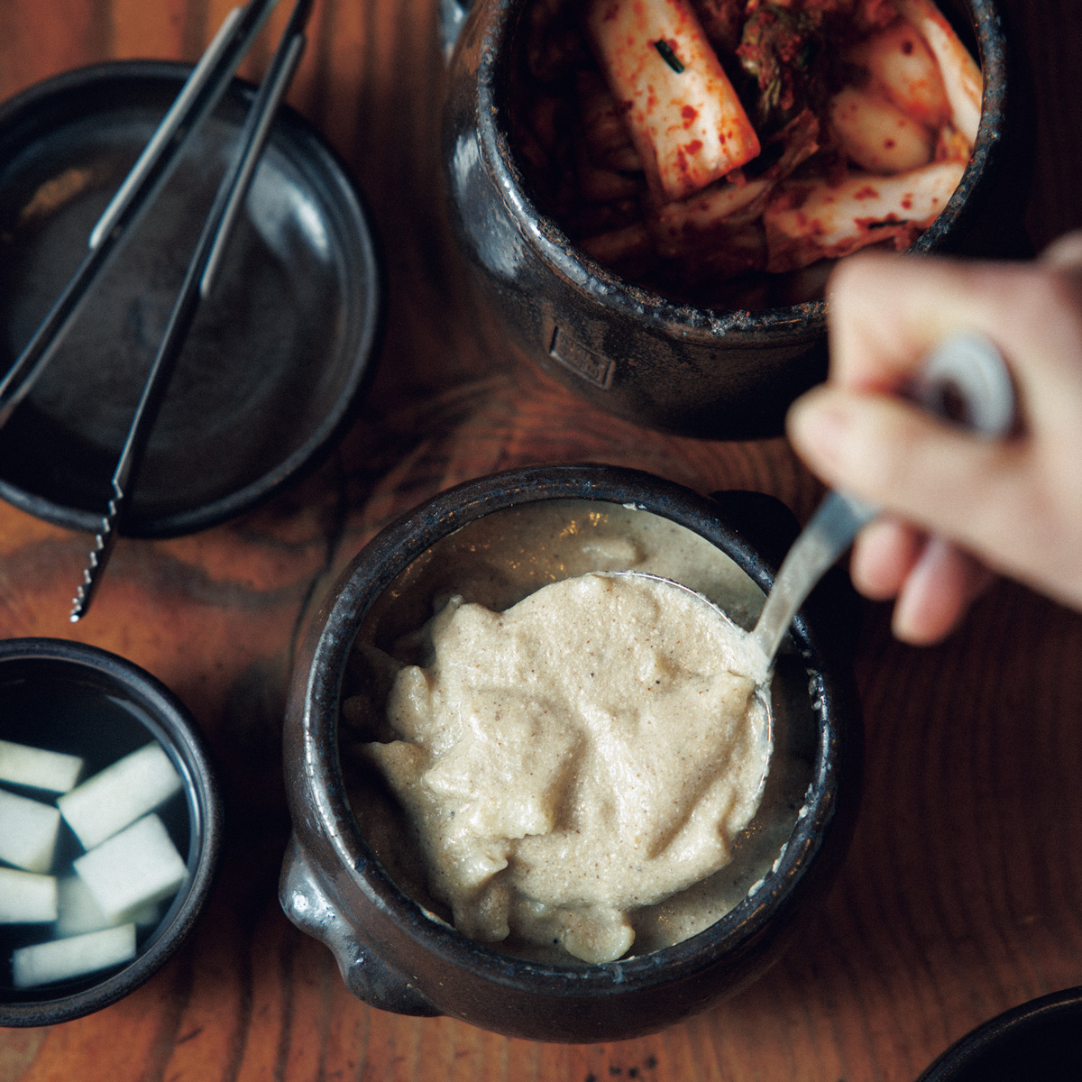 とろとろに煮込まれたスープの中に、すいとんがたっぷり。〈仁寺洞 ハンアリスジェビ〉の「エゴマスジェビ」