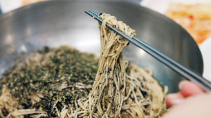 【2026年最新】エゴマが大ブーム！今行くべきソウルの名店6選｜キムチ巻き、アンコウ鍋、エゴマ油そば、すいとんなど