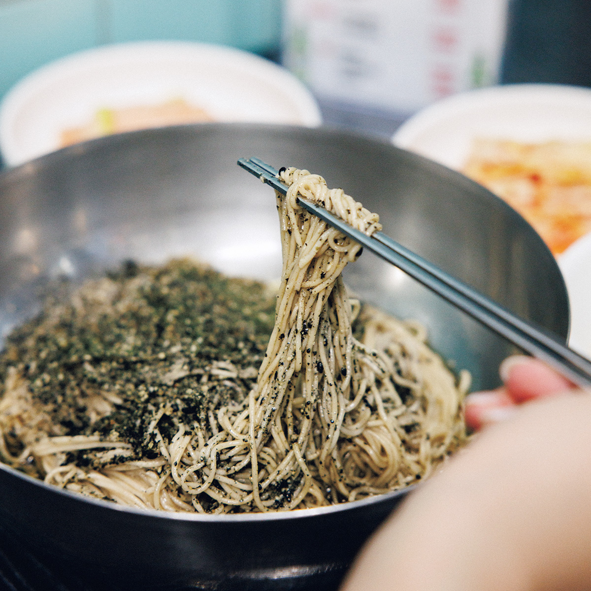 特製麺に搾りたての油が絡む、ファン急増中のエゴマ油そば。〈清流壁〉の「エゴママッククス」