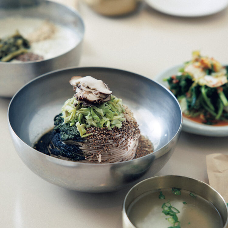 トゥルキルムマッククス 16,000ウォン。崩すのがもったいないほど美しい麺線だが、豪快に混ぜていただくのが正解。新商品としてユッケ入りのエゴママッククスも登場。