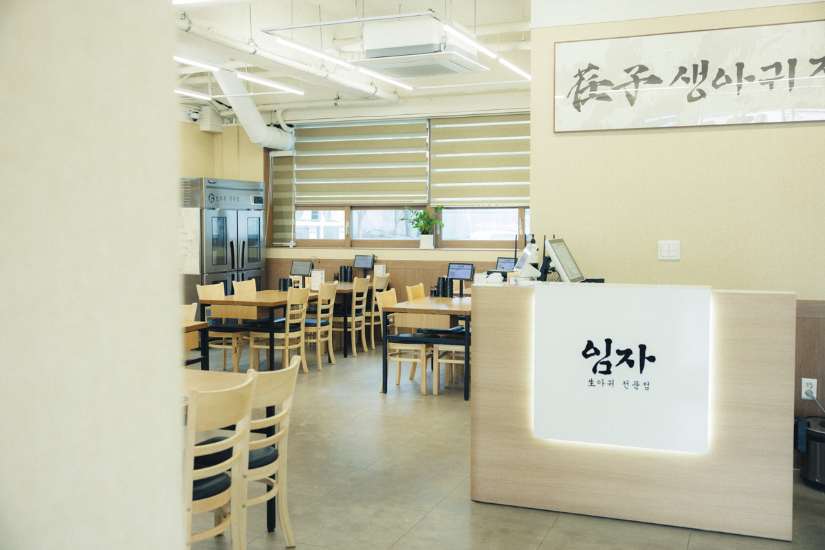 ぐつぐつ煮立つアンコウ鍋から、エゴマの香りがふわり。〈イムジャ〉の「エゴマアンコウ鍋」