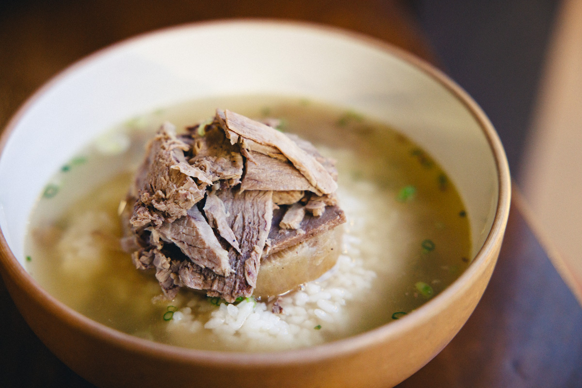 トレンド発信地にオープン! 油がテーマの最旬レストラン。〈チンチョンユジョム〉の「サバとわらびのリゾット エゴマ油がけ」