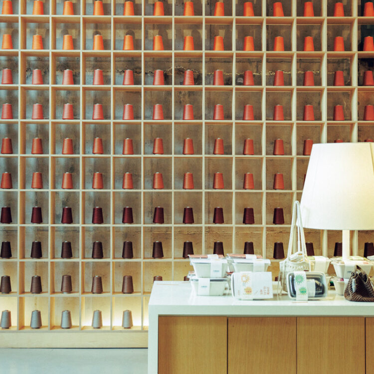 エントランスには2階まで続く毛糸のディスプレーが。毛糸のミュージアムのよう。同ビルではワークショップも開催。編み物の複合施設となっている。 エントランスには2階まで続く毛糸のディスプレーが。毛糸のミュージアムのよう。同ビルではワークショップも開催。編み物の複合施設となっている。