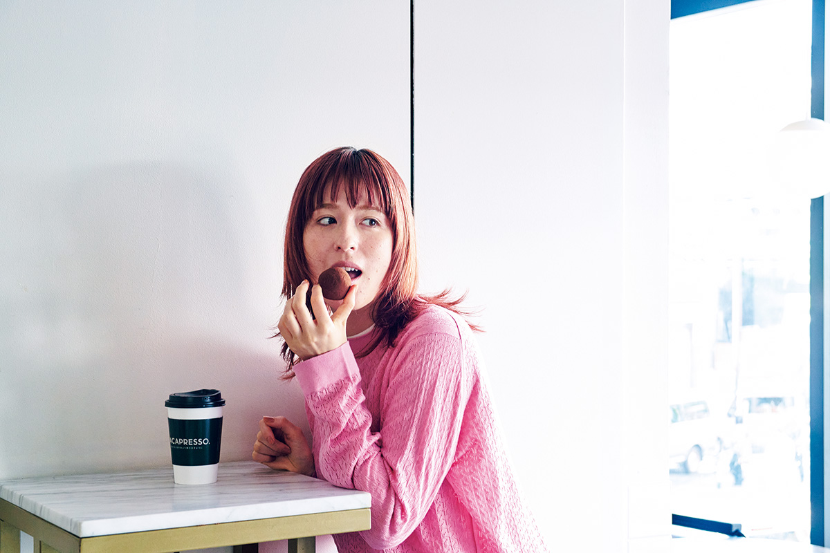 流行りのスイーツ調査は2026年のトレンドカラーであるピンクのニットをまとって。くしくもピスタチオのグリーンとの配色が映える。バックリボンレーストップス55,000円、中に着た半袖白ニット42,900円(共にジョン スメドレー|リーミルズ&カンパニー 03-5784-1238) 流行りのスイーツ調査は2026年のトレンドカラーであるピンクのニットをまとって。くしくもピスタチオのグリーンとの配色が映える。バックリボンレーストップス55,000円、中に着た半袖白ニット42,900円(共にジョン スメドレー|リーミルズ&カンパニー 03-5784-1238)