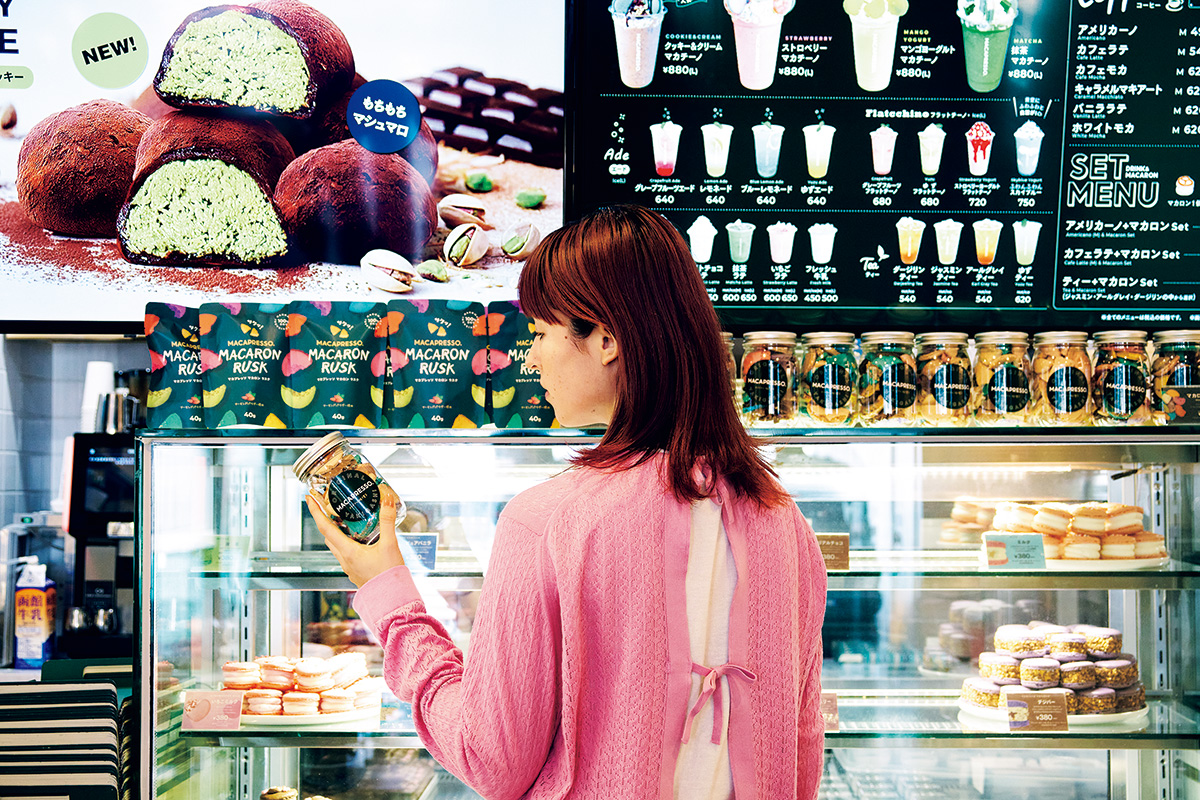 「ドバイ・チョンドゥク・クッキー」を略して「ドゥチョンク」。ピスタチオが入ったドバイチョコをもちもち生地で包んだ韓国のトレンドスイーツ。もちもちの中に、ザクザクのピスタチオペーストと麺状の生地カダイフ。食感のコントラストが魅力。 「ドバイ・チョンドゥク・クッキー」を略して「ドゥチョンク」。ピスタチオが入ったドバイチョコをもちもち生地で包んだ韓国のトレンドスイーツ。もちもちの中に、ザクザクのピスタチオペーストと麺状の生地カダイフ。食感のコントラストが魅力。