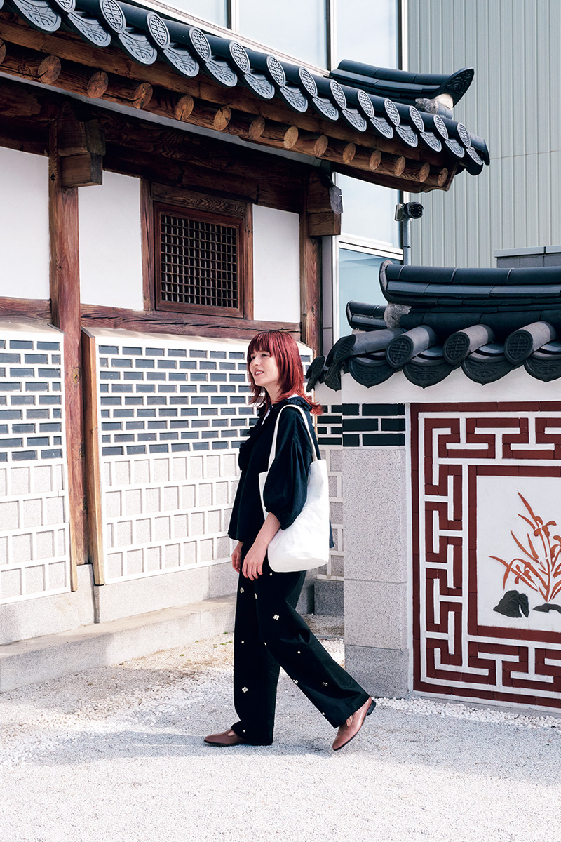 フリルトップス25,300円(ネストローブ|ネストローブ 表参道店 03-6438-0717)/メタルビーンズパンツ53,900円(ミュラー オブ ヨシオクボ 03-3794-4037)/マルシェバッグ14,300円(ヤエカ カンバス デザイン|ヤエカ 03-6426-7107) フリルトップス25,300円(ネストローブ|ネストローブ 表参道店 03-6438-0717)/メタルビーンズパンツ53,900円(ミュラー オブ ヨシオクボ 03-3794-4037)/マルシェバッグ14,300円(ヤエカ カンバス デザイン|ヤエカ 03-6426-7107)