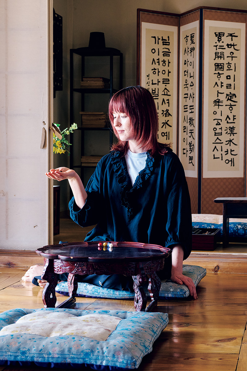 左・コンギノリという伝統的な手遊びを体験。中に着た半袖ニット44,000円(ジョン スメドレー|リーミルズ&カンパニー 03-5784-1238) 左・コンギノリという伝統的な手遊びを体験。中に着た半袖ニット44,000円(ジョン スメドレー|リーミルズ&カンパニー 03-5784-1238)