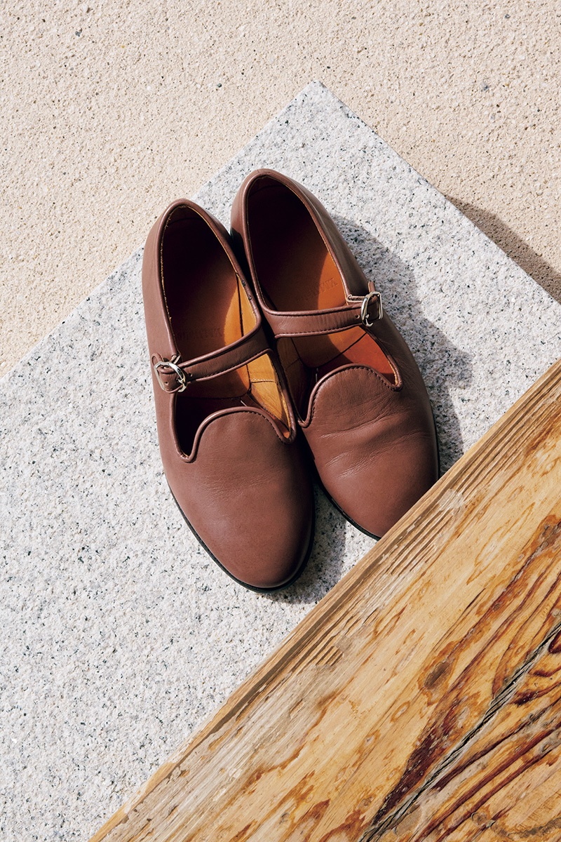 建物に入るときの靴の向き、日本とは逆。入るときのままの向きでもOKです。ストラップシューズ39,600円(ワイエムウォルツ 03-6276-9433) 建物に入るときの靴の向き、日本とは逆。入るときのままの向きでもOKです。ストラップシューズ39,600円(ワイエムウォルツ 03-6276-9433)