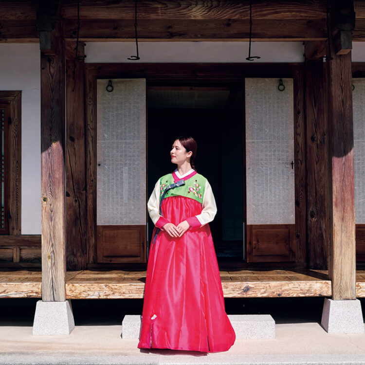 〈駐日韓国文化院〉4階にあるハヌル庭園は、韓国の懐かしい風情が再現された屋上庭園でハヌルは空の意味。後ろの舎廊房は、ソウルに現存する朝鮮時代の宮殿の一つ、〈昌徳宮〉にある建物、演慶堂（ヨンギョンダン）がモチーフ。韓服を着られるイベントの情報はホームページをチェック。