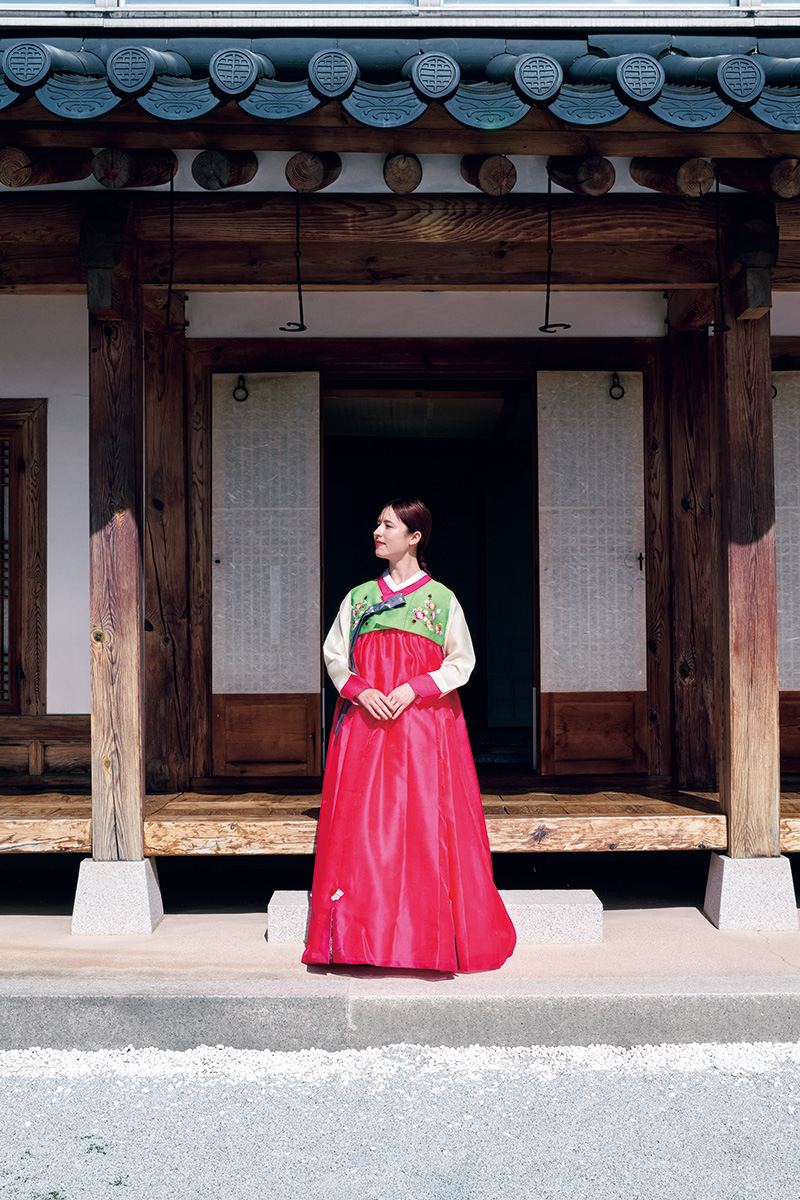 〈駐日韓国文化院〉4階にあるハヌル庭園は、韓国の懐かしい風情が再現された屋上庭園でハヌルは空の意味。後ろの舎廊房は、ソウルに現存する朝鮮時代の宮殿の一つ、〈昌徳宮〉にある建物、演慶堂(ヨンギョンダン)がモチーフ。韓服を着られるイベントの情報はホームページをチェック。 〈駐日韓国文化院〉4階にあるハヌル庭園は、韓国の懐かしい風情が再現された屋上庭園でハヌルは空の意味。後ろの舎廊房は、ソウルに現存する朝鮮時代の宮殿の一つ、〈昌徳宮〉にある建物、演慶堂(ヨンギョンダン)がモチーフ。韓服を着られるイベントの情報はホームページをチェック。