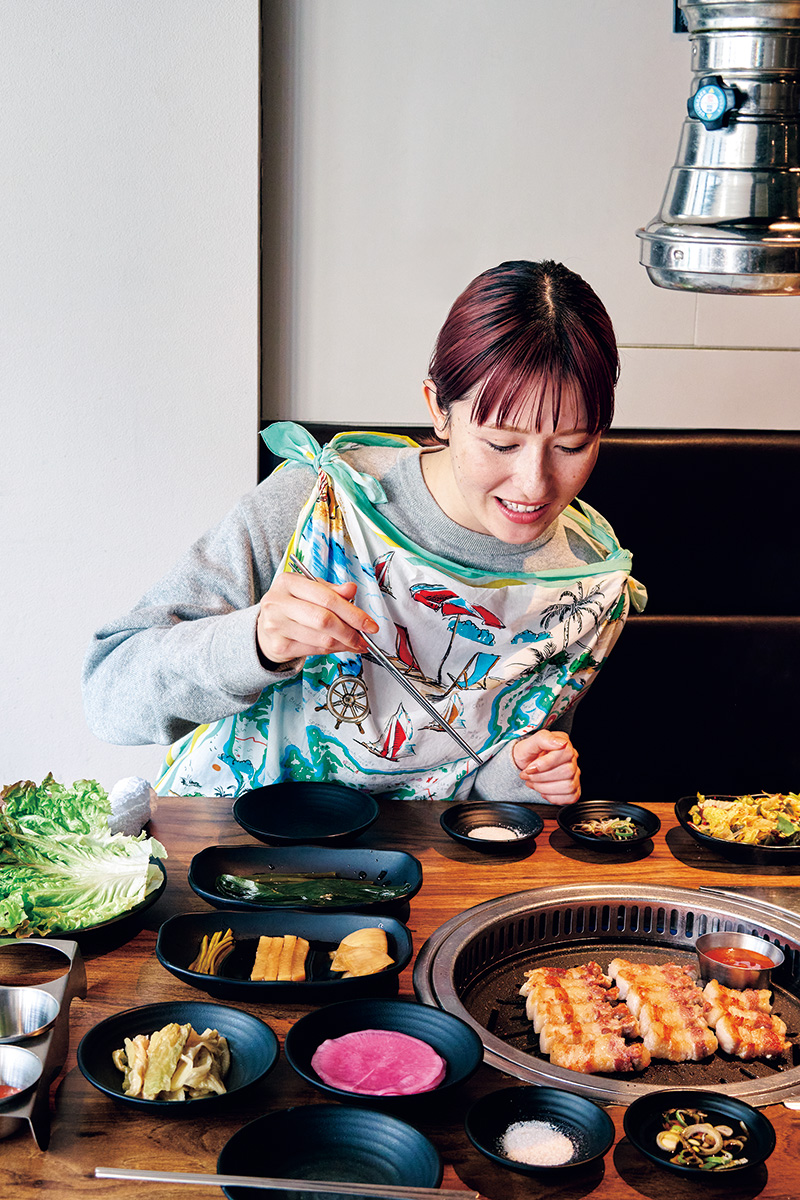 噛めば噛むほど味わい深い熟成サムギョプサルに舌鼓。豊富な付け合わせもうれしい。裏毛スウェット35,200円(ヤエカ|ヤエカ アパートメント ストア 03-5708-5586)/シャツベスト27,500円(ミュラー オブ ヨシオクボ 03-3794-4037) 噛めば噛むほど味わい深い熟成サムギョプサルに舌鼓。豊富な付け合わせもうれしい。裏毛スウェット35,200円(ヤエカ|ヤエカ アパートメント ストア 03-5708-5586)/シャツベスト27,500円(ミュラー オブ ヨシオクボ 03-3794-4037)