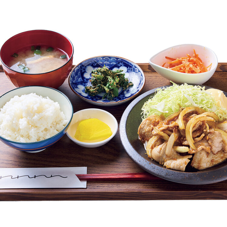 定食の王道メニューは堂々たる佇まい。

「豚ロース生姜焼き定食」1,300円。味付けはたっぷりの生姜と醤油、砂糖のみでシンプルに。豚肉の厚さは4㎜指定というこだわりが。ご飯と味噌汁、おしんこ、小鉢2品がつく。