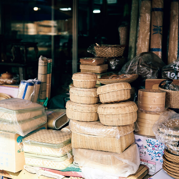 何を入れるでか迷うのも楽しいザルや籠。〈ファンムル商会〉トンネ市場
