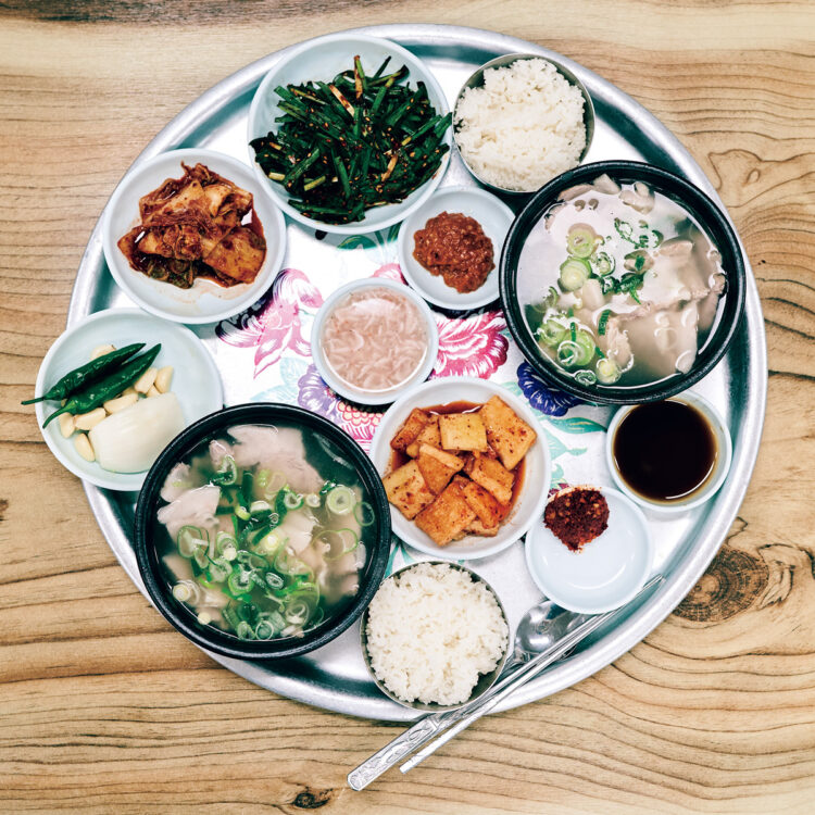 セウジョ(アミの塩辛)やタテギ(唐辛子味噌)をスープに入れて好みの味付けに。ニラの和え物をたっぷり入れて食べるのが釜山流。 セウジョ(アミの塩辛)やタテギ(唐辛子味噌)をスープに入れて好みの味付けに。ニラの和え物をたっぷり入れて食べるのが釜山流。