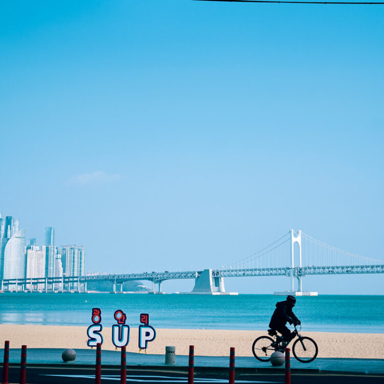 広安里ビーチから見る、全長7.4㎞の広安大橋。