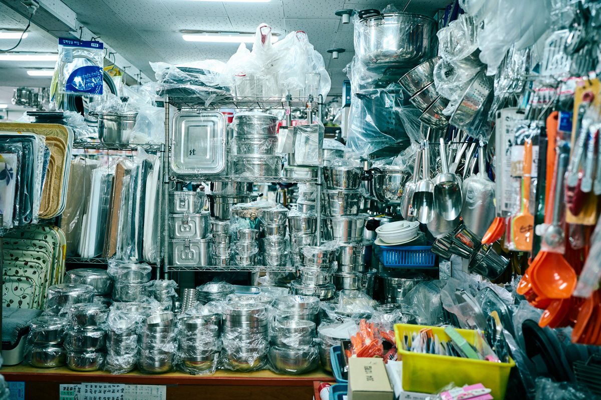  ステンレスやアルミなどの台所用品が揃う。〈テファ厨房食器〉　釜山　トンネ市場