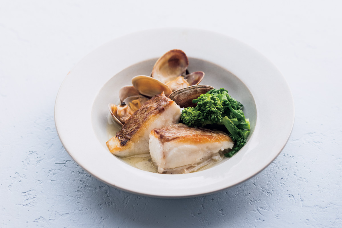 3つの旬の食材が楽しめる、春のごちそう。「鯛とあさり、菜の花の酒蒸し」　魚のレシピ