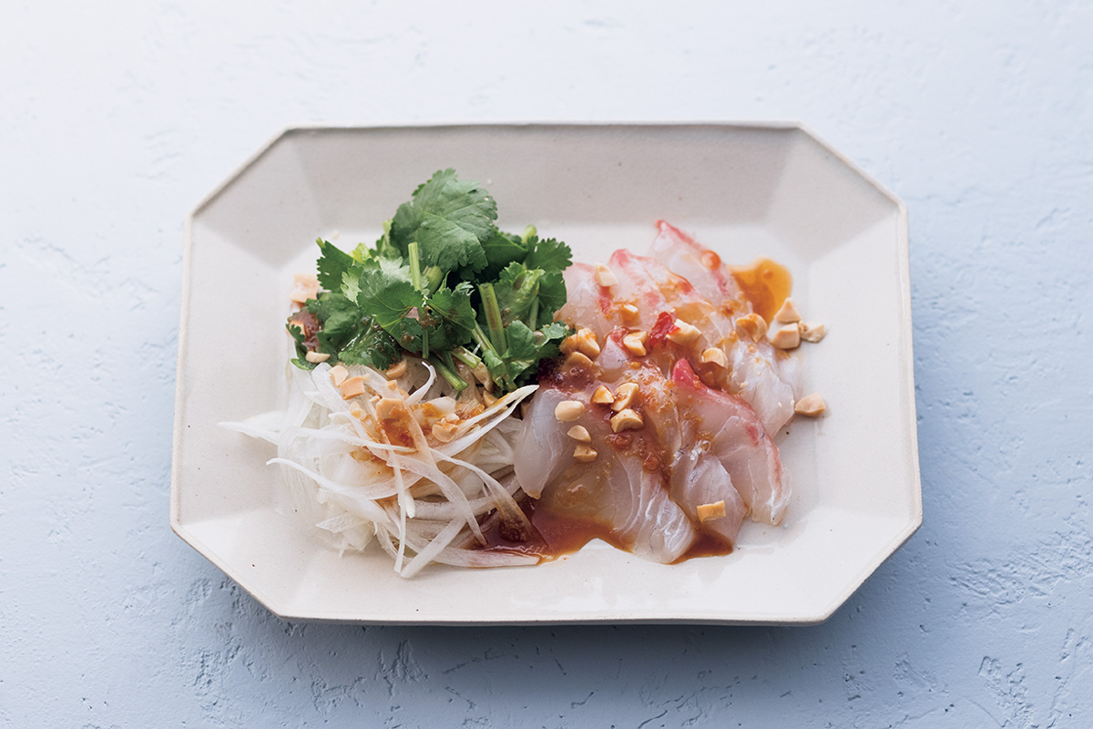 ピリ辛＆甘酸っぱいタレで召し上がれ。「鯛の刺身 中華風」　魚のレシピ