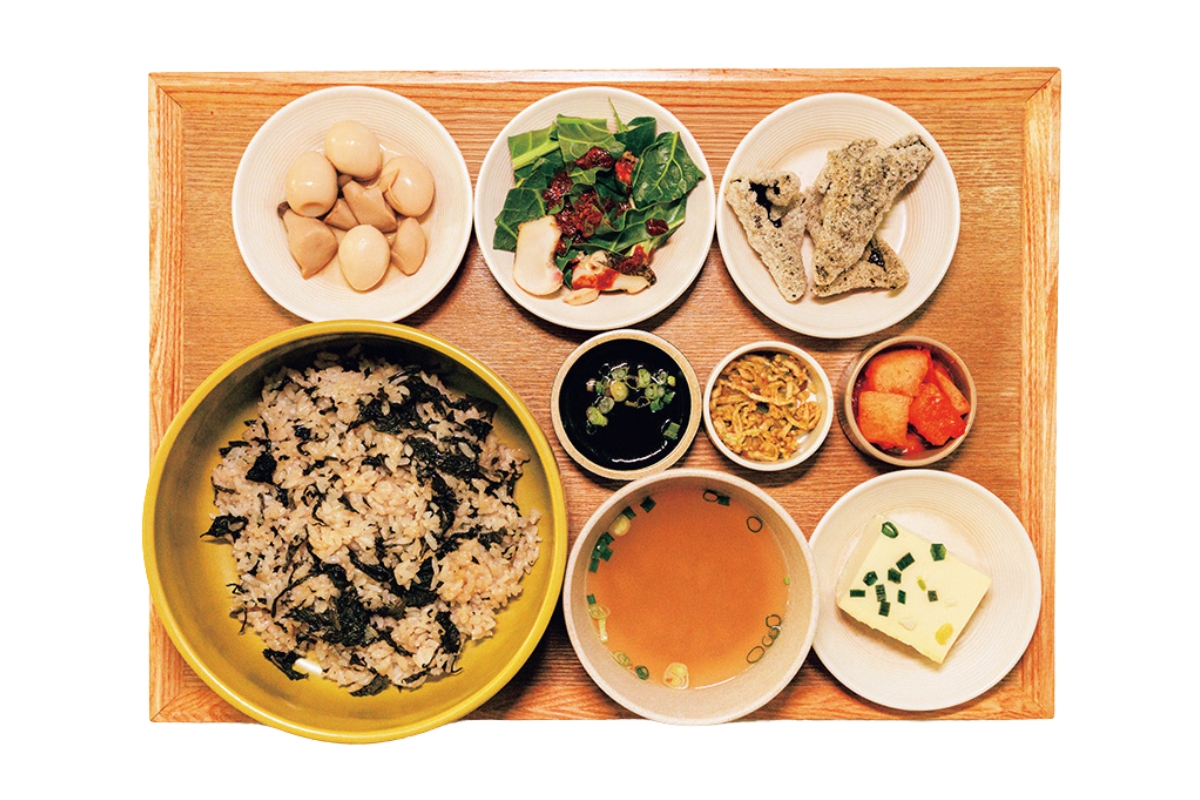 心身に染みる優しい味わい。〈ソニョパンアッカン ソウルの森スタート店〉の「山菜ナムルご飯定食」　ソウルひとりごはん