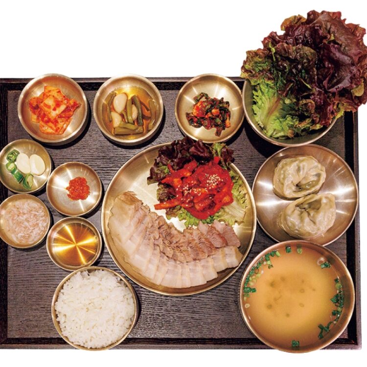 【明洞】ロッテデパート内の豚コムタンの専門店〈ヤンジェオク〉で味わうポッサム定食