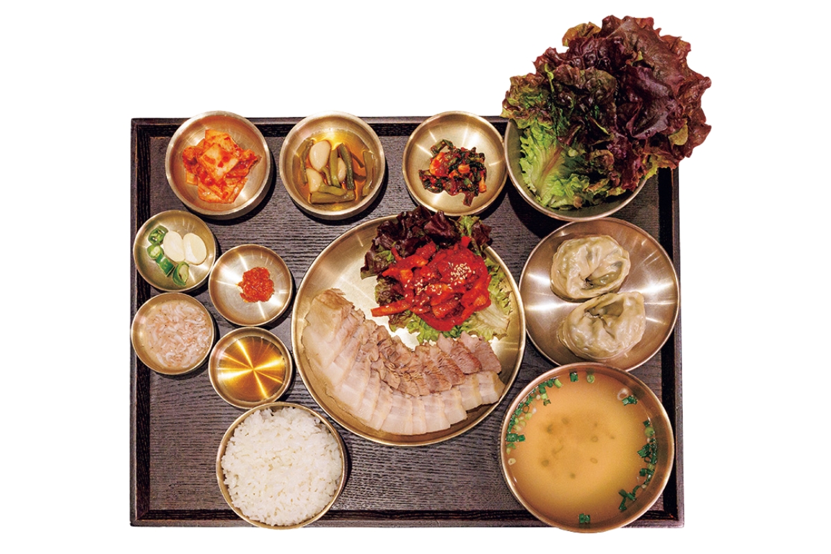 しっとり茹で豚を野菜と。〈ヤンジェオク ロッテデパート本店〉の「ポッサム定食」　ソウルひとりごはん