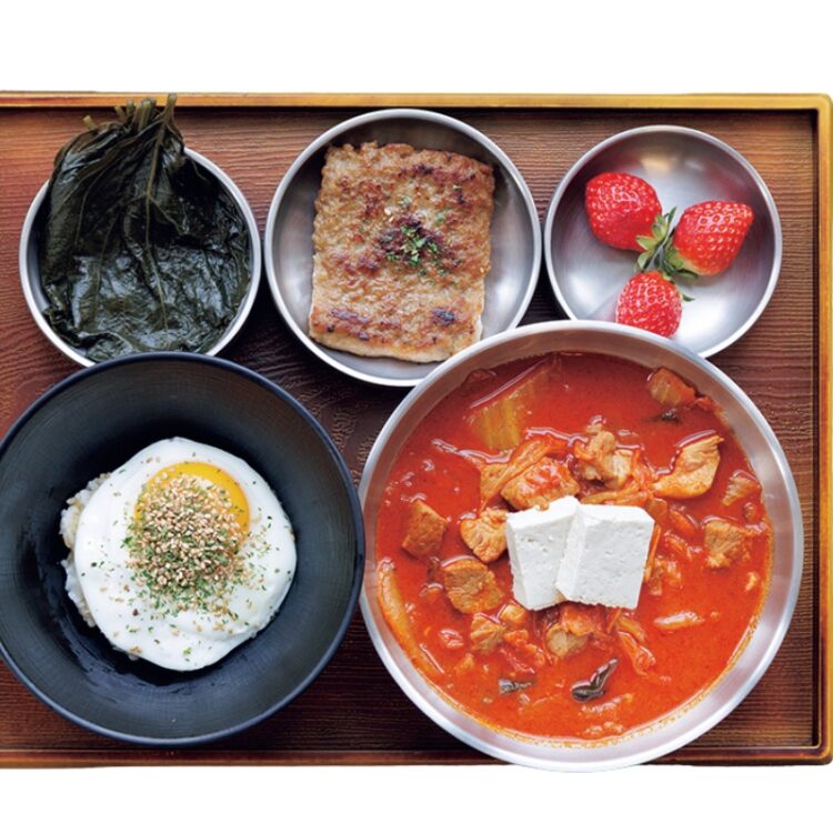 【麻浦・望遠】ひとりでサクッとランチなら〈チョジプ〉の「キムチチゲ定食」