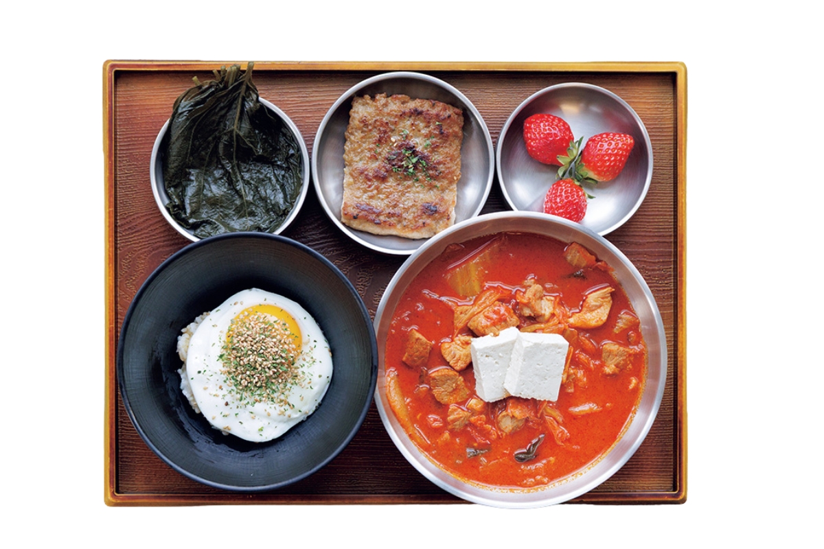 豚肉たっぷりの旨辛チゲ。〈チョジプ 望遠店〉の「キムチチゲ定食」　ソウルひとりごはん