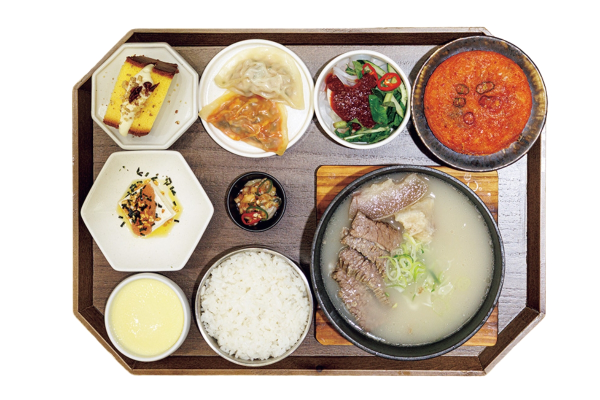 旨みが詰まった牛肉スープ。〈コムタンLAB〉の「コムタン定食」　ソウルひとりごはん