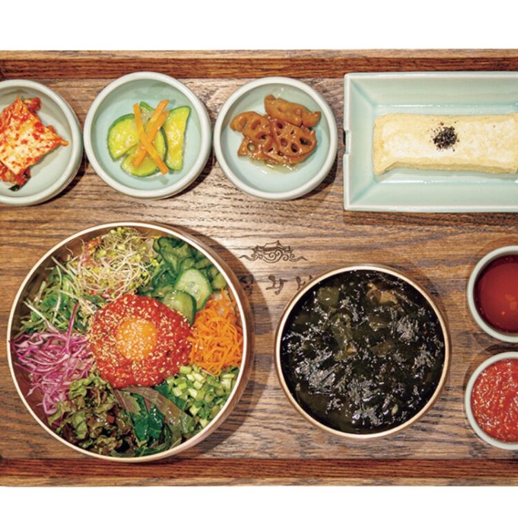 【明洞】豪快に混ぜて頬張る至福。〈韓食王妃家 明洞店〉の「ユッケビビンバ定食」