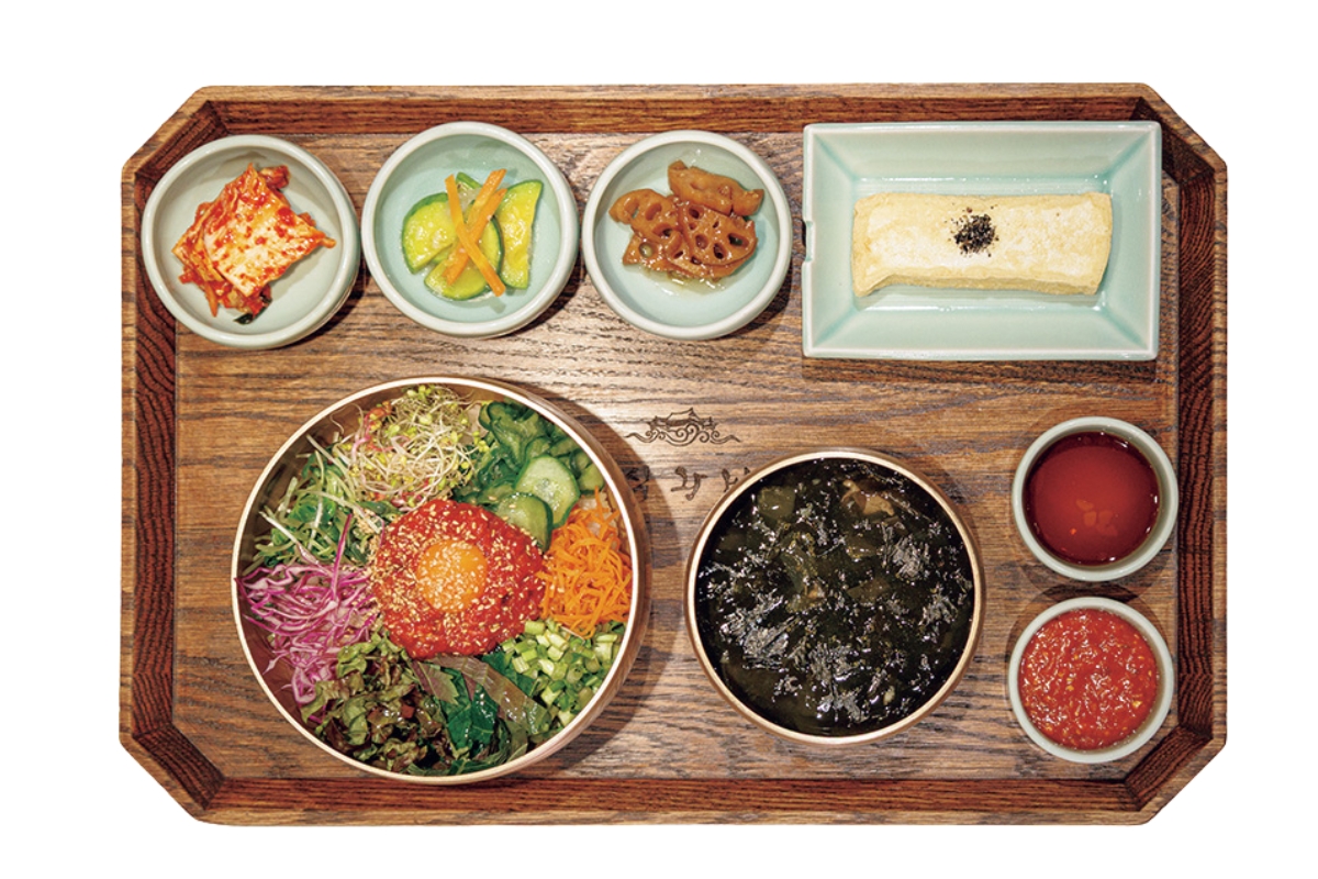 豪快に混ぜて頬張る至福。〈韓食王妃家 明洞店〉の「ユッケビビンバ定食」　ソウルひとりごはん