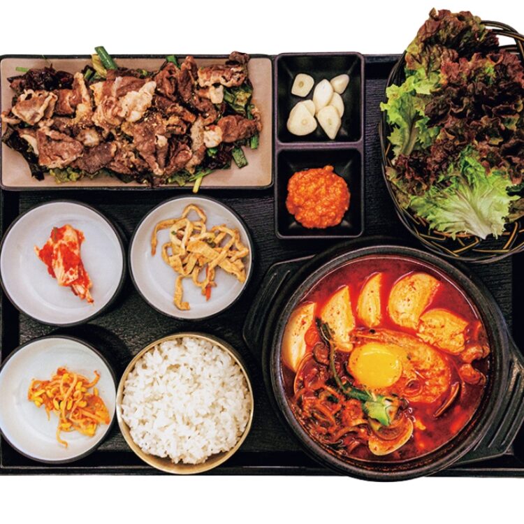 【江南ランチ】地元民にも大人気! 〈ユップム〉のスンドゥブチゲ付きチャドルバギ定食 【江南ランチ】地元民にも大人気! 〈ユップム〉のスンドゥブチゲ付きチャドルバギ定食