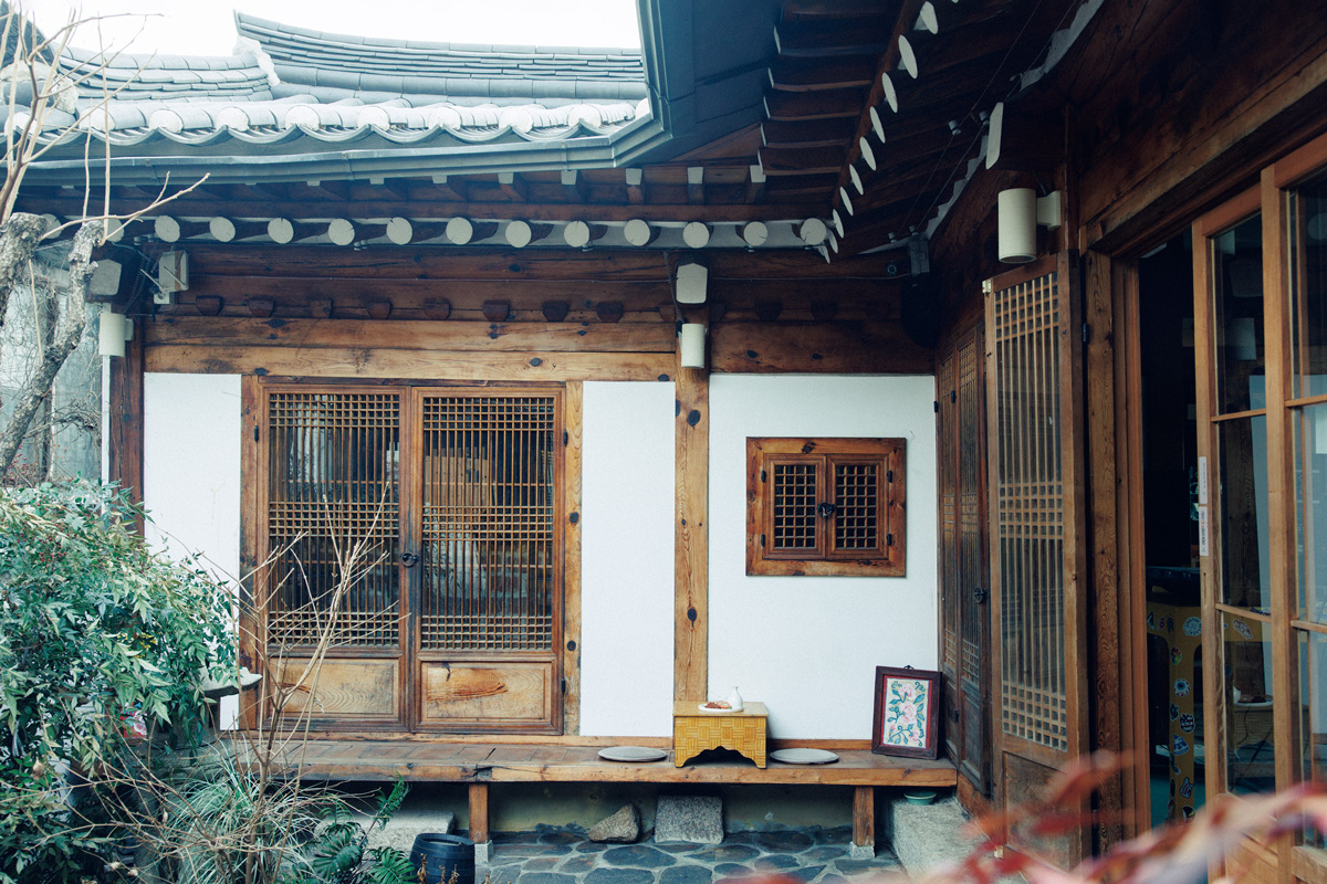 カフェ使いもバー使いもOK。中庭でまどろむ贅沢な時間。〈WAOAK〉