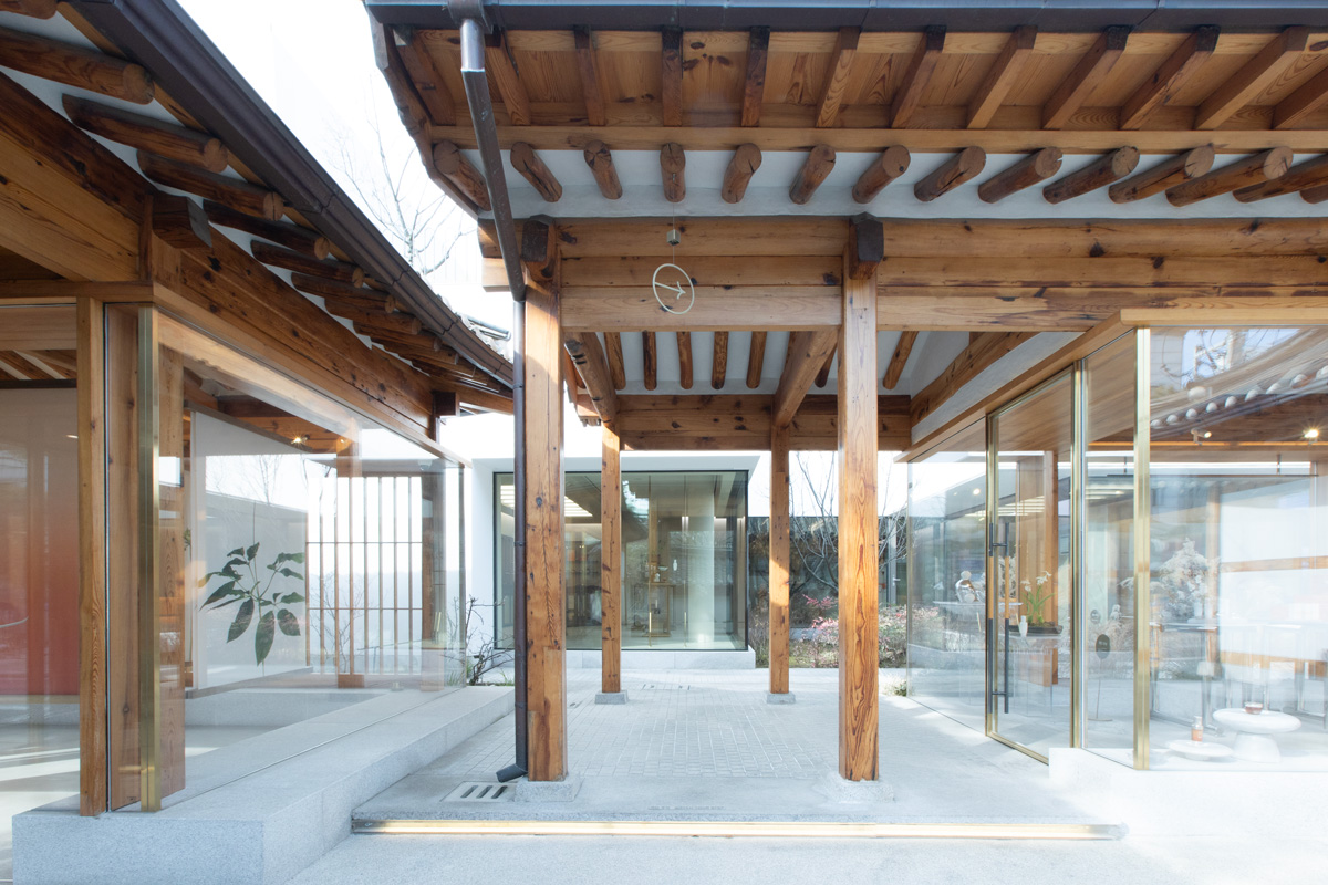 韓国の伝統美と現代的センスを調和した空間。〈北村 雪花秀の家〉設計：チェ・ウク（2021年竣工）