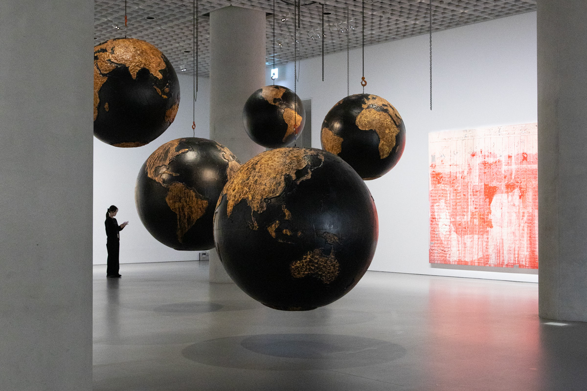 〈アモーレパシフィック美術館〉の展示。《Mark Bradford: Keep Walking》Courtesy of the artist and the Amorepacific Museum of Art