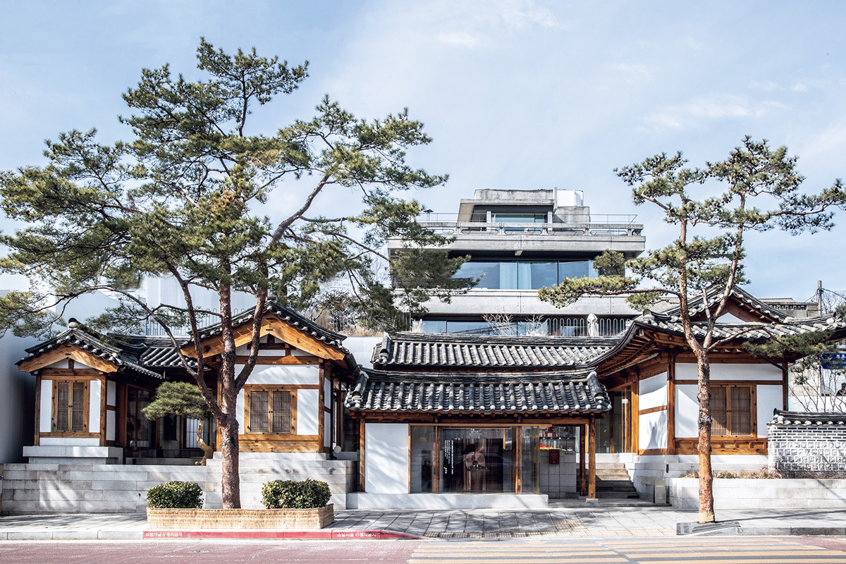韓国の伝統美と現代的センスを調和した空間。〈北村 雪花秀の家〉設計：チェ・ウク（2021年竣工）