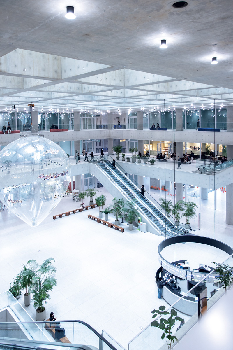 由緒ある韓屋の中庭を高層ビルで再現。〈アモーレパシフィック 本社〉設計：デイビッド・チッパーフィールド（2017年竣工）