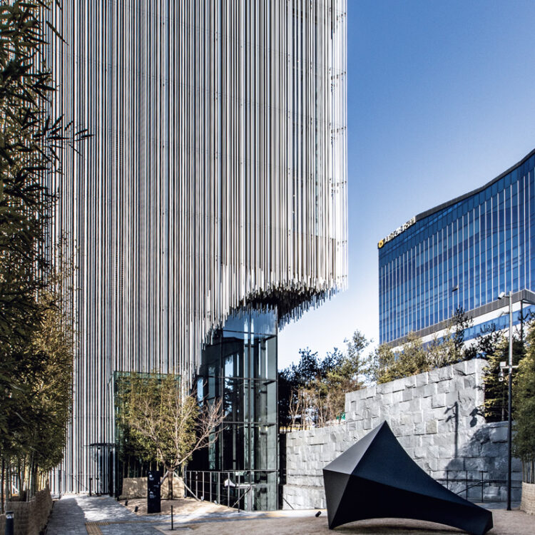 正面道路に入り口はなく、階段を下りていくと現れる。建物を体験してから入ってほしいという隈の思いから。