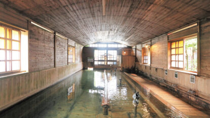 【静岡】一度は行くべき温泉宿4選｜断崖絶壁の絶景ホテル、昭和レトロを感じられる宿、日本一の総檜風呂がある宿ほか
