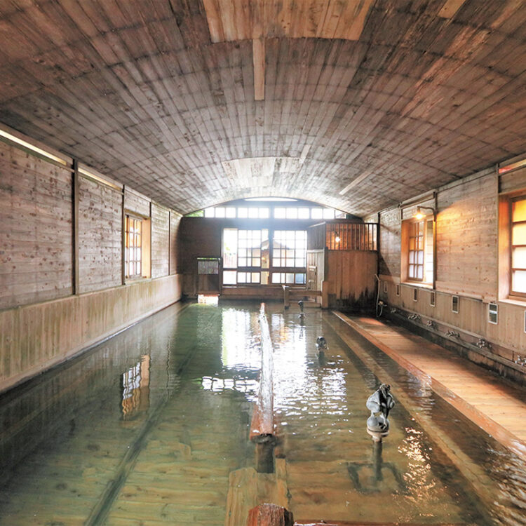 【静岡】一度は行くべき温泉宿4選｜断崖絶壁の絶景ホテル、昭和レトロを感じられる宿、日本一の総檜風呂がある宿ほか