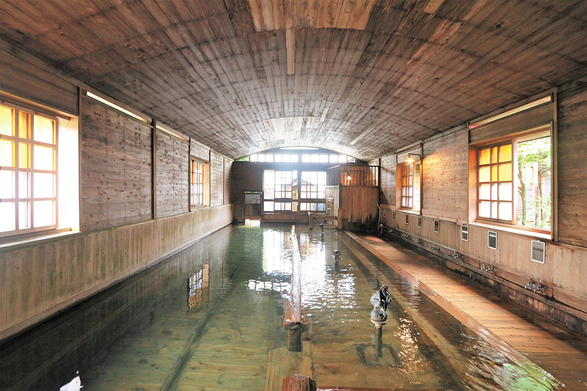【静岡】一度は行くべき温泉宿4選｜断崖絶壁の絶景ホテル、昭和レトロを感じられる宿、日本一の総檜風呂がある宿ほか
